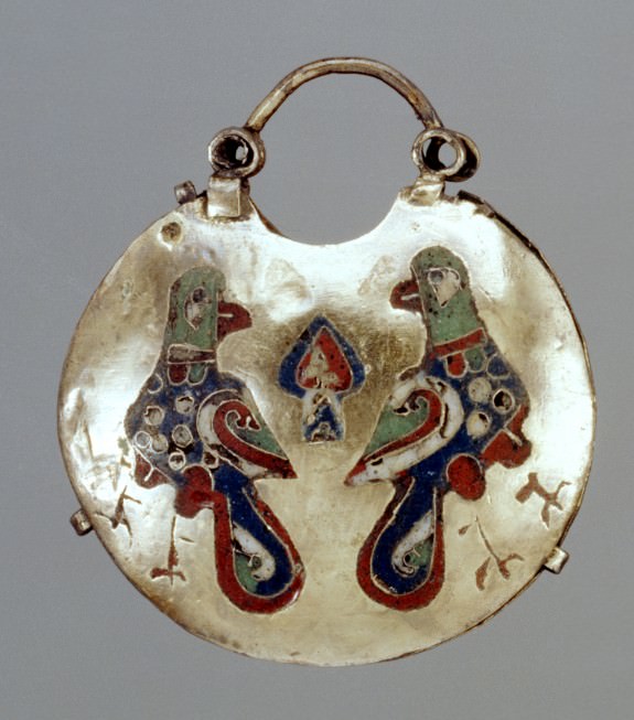 Temple Pendant (Kolt) with Two Birds - Image courtesy The Walters Art Museum