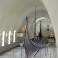 The ship in Oseberg does not give the impression of a ship sailing the
sea—moored, as it is, to its bollard stone—but it does give the impression of a ship loaded and ready to take off. The overall installation is organised in a way similar to most boat- and ship-graves.