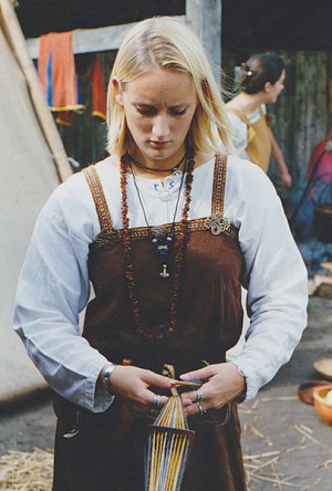 Dressed Viking woman at weaving - photo by Peter van der Sluijs