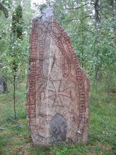 runestone U 356 "Ragnfríðr had this stone raised in memory of Bjôrn, her son and Ketilmundr's. May God and God's mother help his spirit. He fell in Virland. And Ásmundr marked." - Photo by Berig/Wikipedia