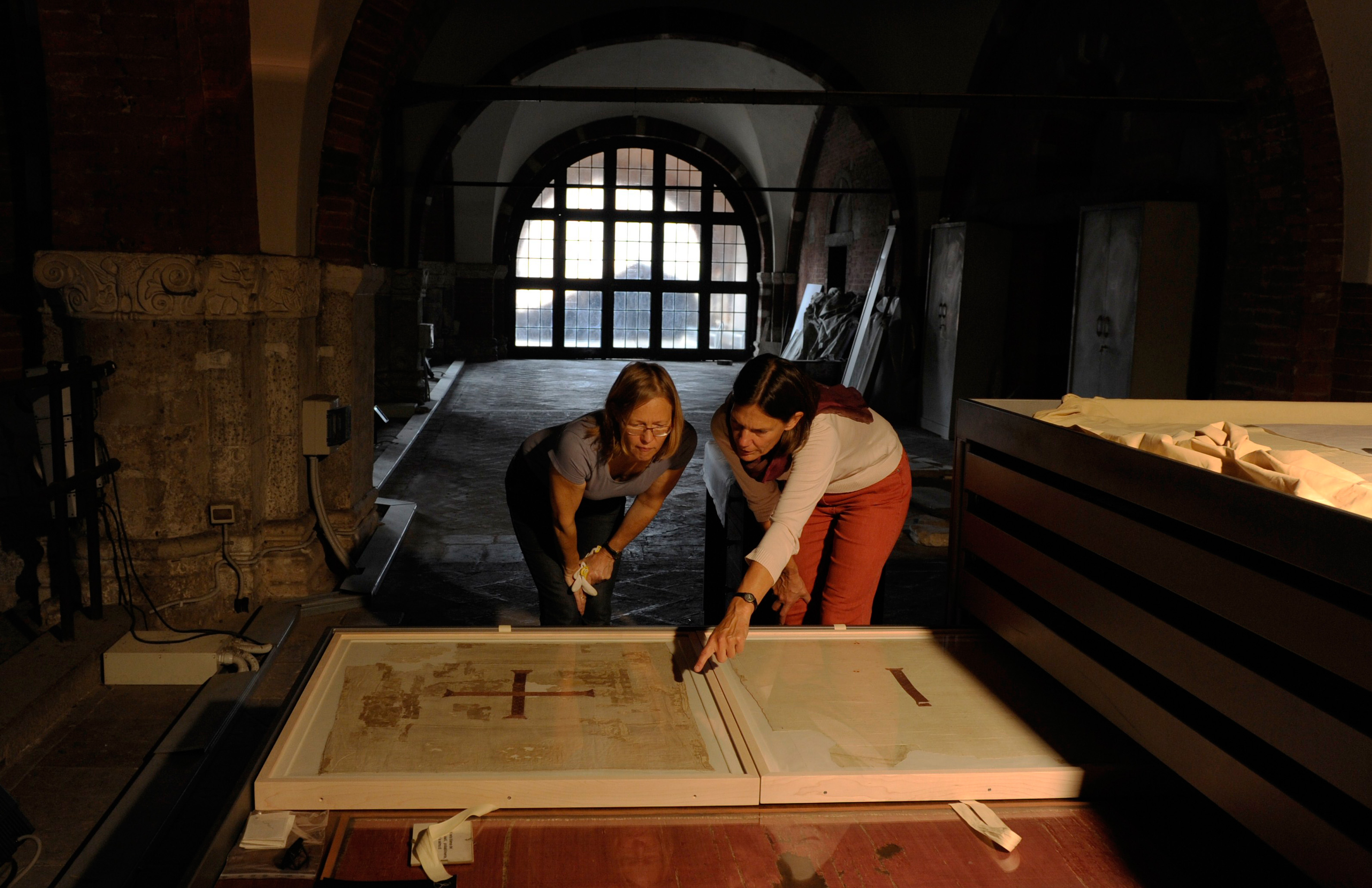 In Milan’s Basilica of Sant’Ambrogio: Prof. Dr. Sabine Schrenk (r.) of the University of Bonn and Cologne textile restorer Ulrike Reichert with the valuable tunics. Photo © JochenSchaal-Reichert