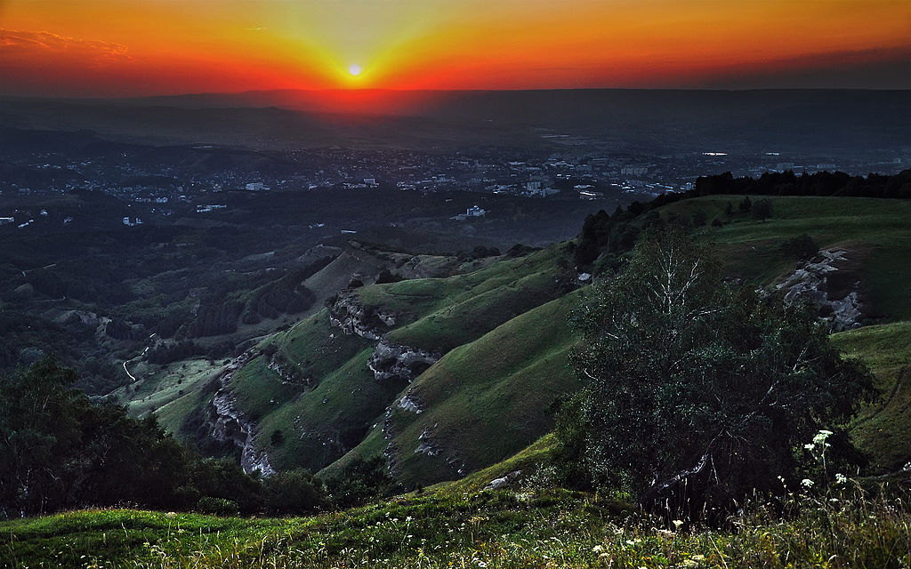 View of Kislovodsk basin at sunset. Image: By Ivan Andreevich (Own work) via Wikimedia Commons.